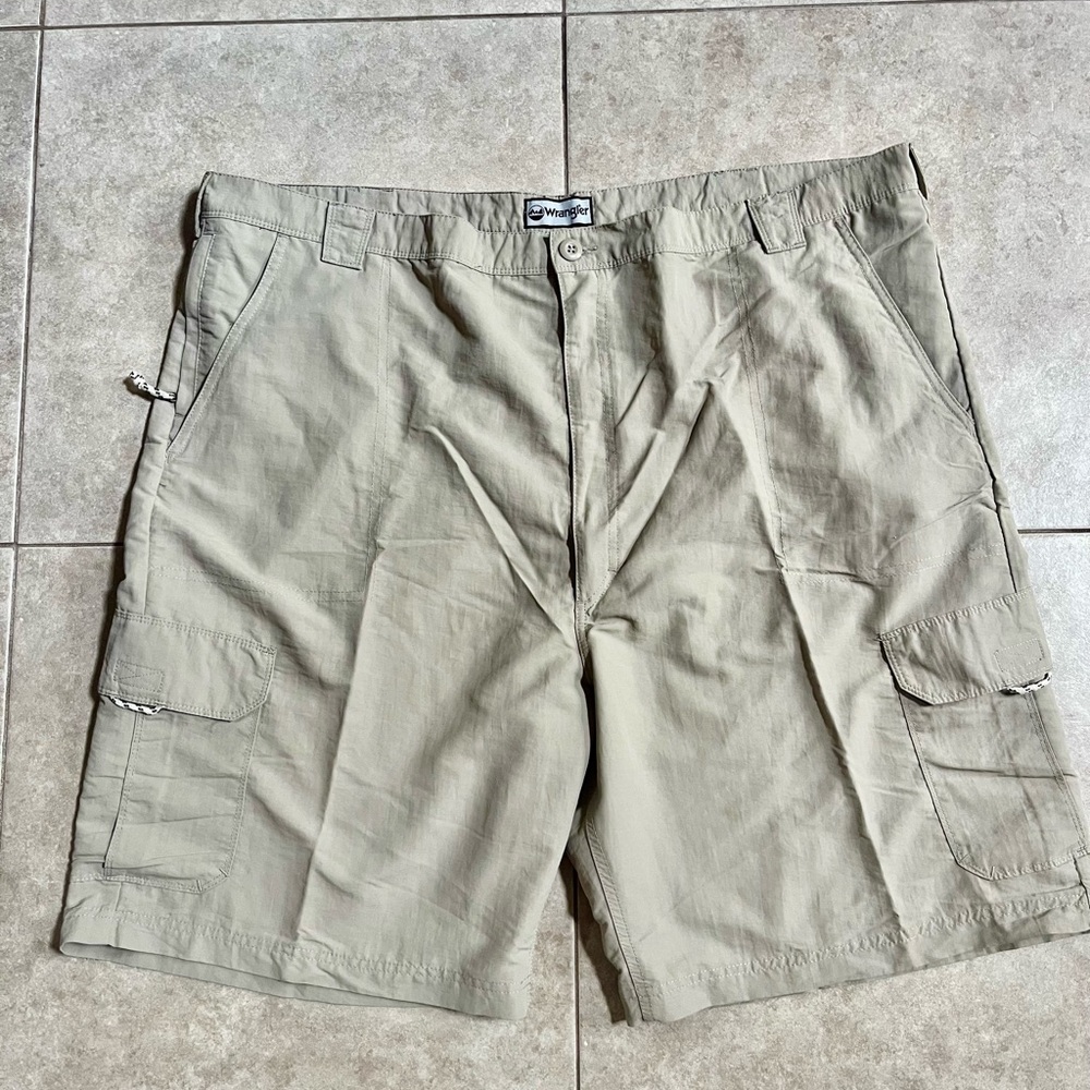 Wrangler Cargo Shorts Outdoor Hiking Travel Utility Pockets tan beige Size 48